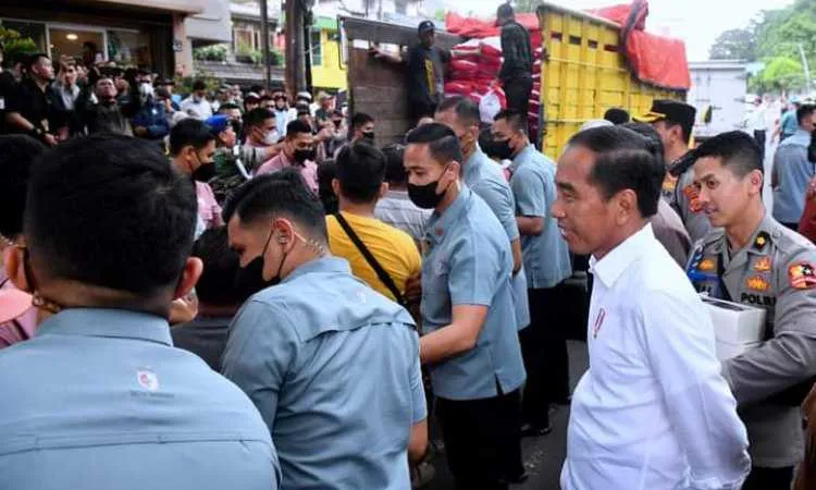 Presiden Jokowi Bagikan Sembako Untuk Masyarakat di Kota Bogor