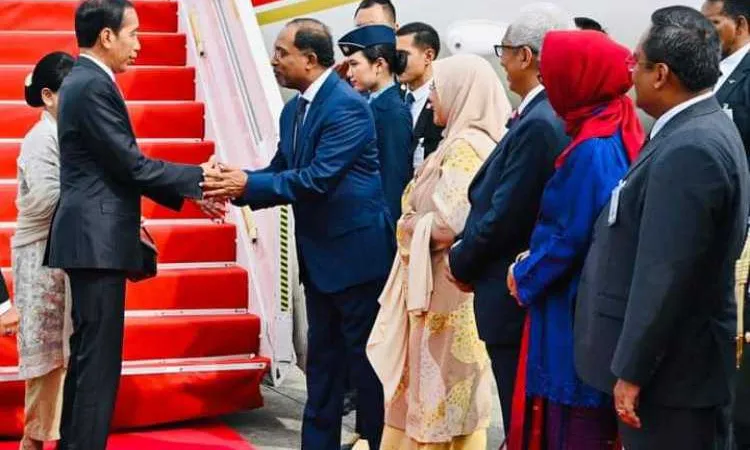 Dari Singapura, Presiden Jokowi dan Ibu Iriana Tiba di Malaysia