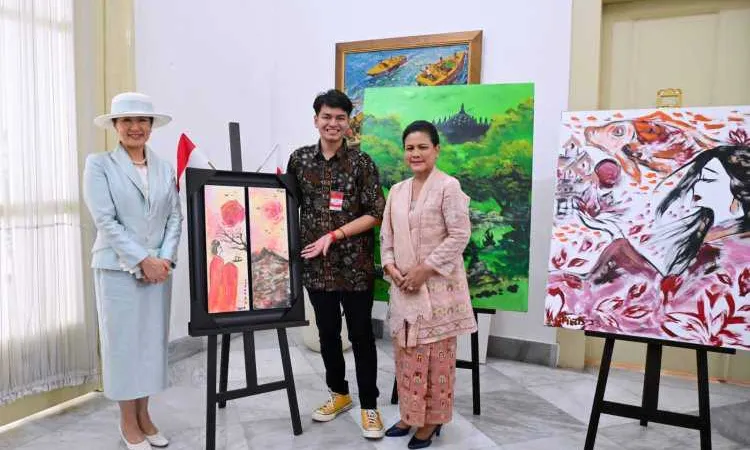 Ibu Iriana Ajak Permaisuri Jepang Lihat Lukisan dan Pameran Batik Jawa Hokokai