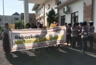 Polres Simalungun Gelar Pengamanan Aksi Unjukrasa Aliansi Gerakan Masyarakat Tutup TPL Di Pengadilan Negeri Simalungun