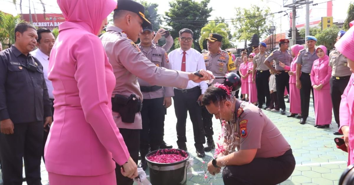 109 Personel Naik Pangkat, Polresta Banyuwangi Gelar Upacara Kenaikan Pangkat dan Pelepasan Purna Bhakti