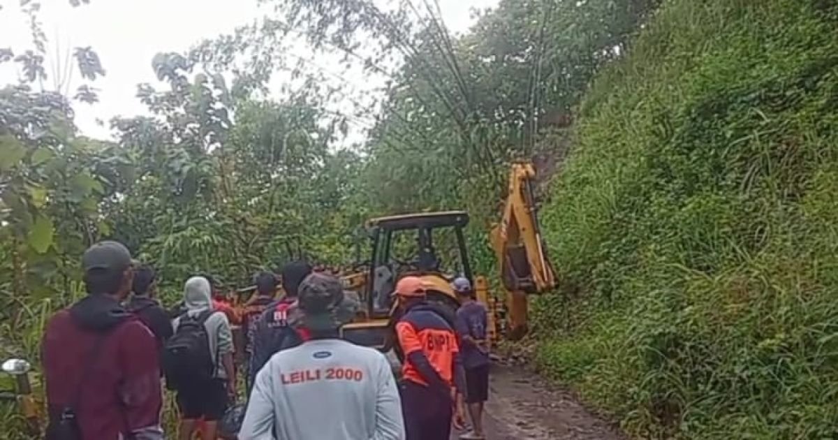 Longsor Terjadi di Tanjakan Dahu, Desa Cibuntu, Kecamatan Simpenan