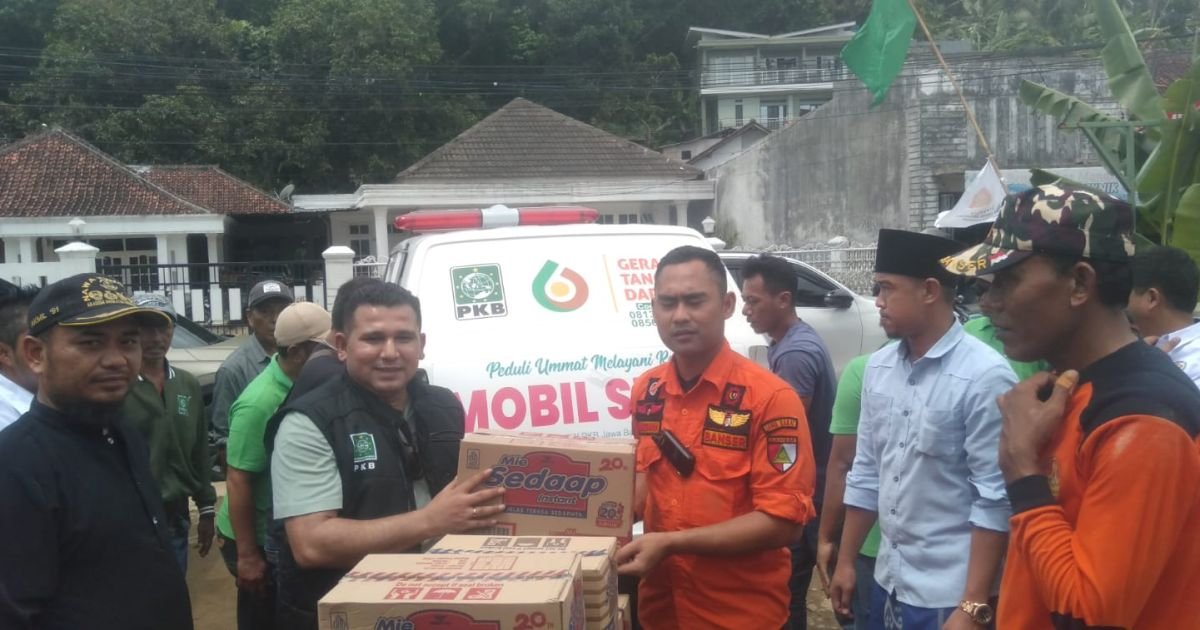 Anggota Dewan DPRD Kabupaten Sukabumi Fraksi PKB Hamzah Gurnita Kunjungi Warga Terdampak Banjir di Desa Cikahuripan