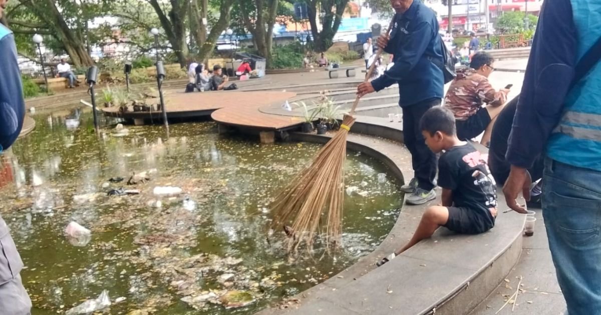 Gerak Cepat DLHK Kota Bandung Bersihkan Kolam Cikapundung Riverspot dari Tumpukan Sampah