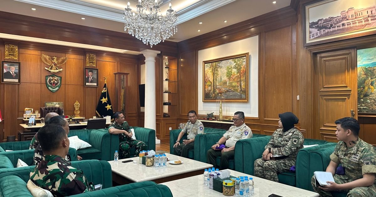 Panglima Kodam III/SLW, Mayjen TNI Kosasih, menerima audiensi dari Resimen Mahasiswa Mahawarman