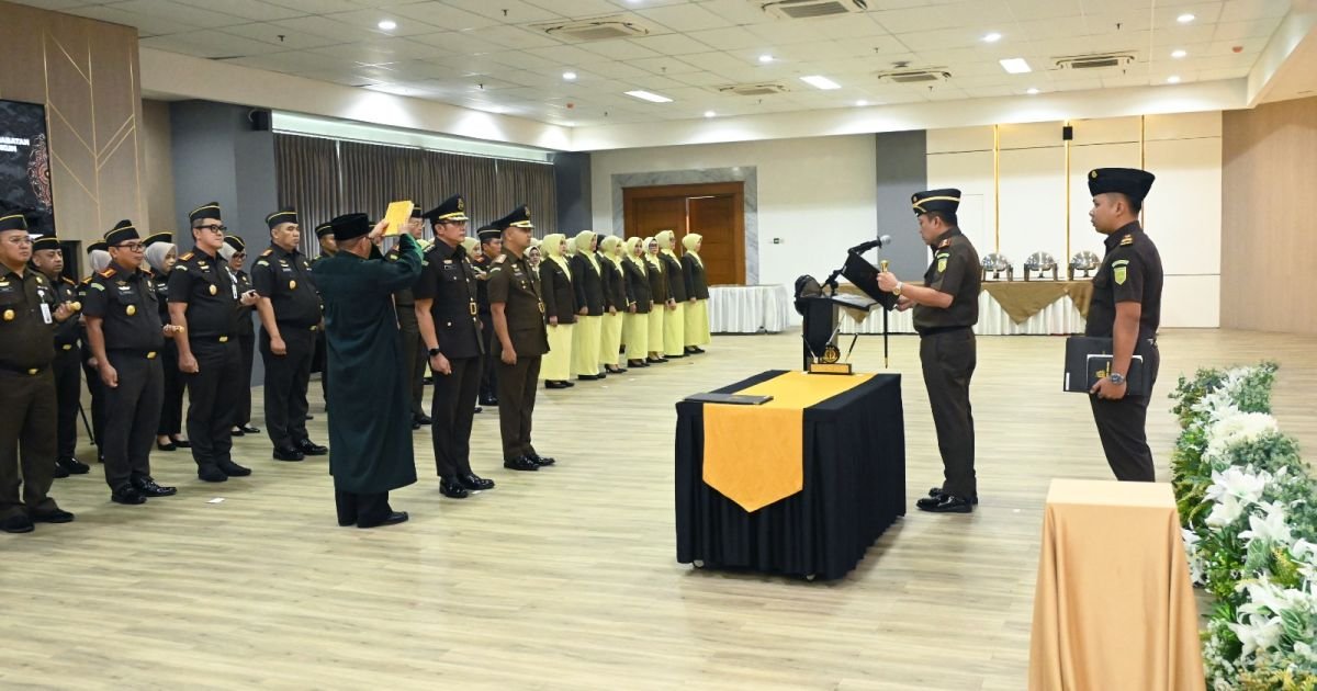 Kajati Jabar Lantik Asisten Intelijen dan Kajari Kota Cirebon, Tekankan Integritas di Era Digital