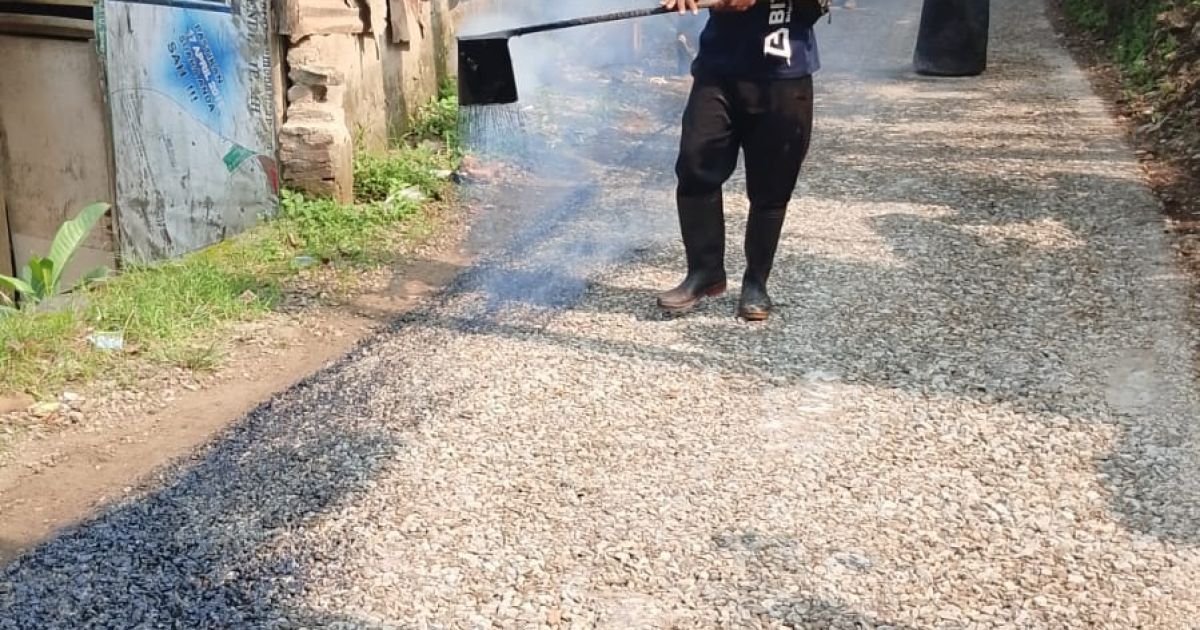 Pengaspalan Jalan Desa di Ruas Ranca Erang Desa Cikakak Tingkatkan Akses Warga