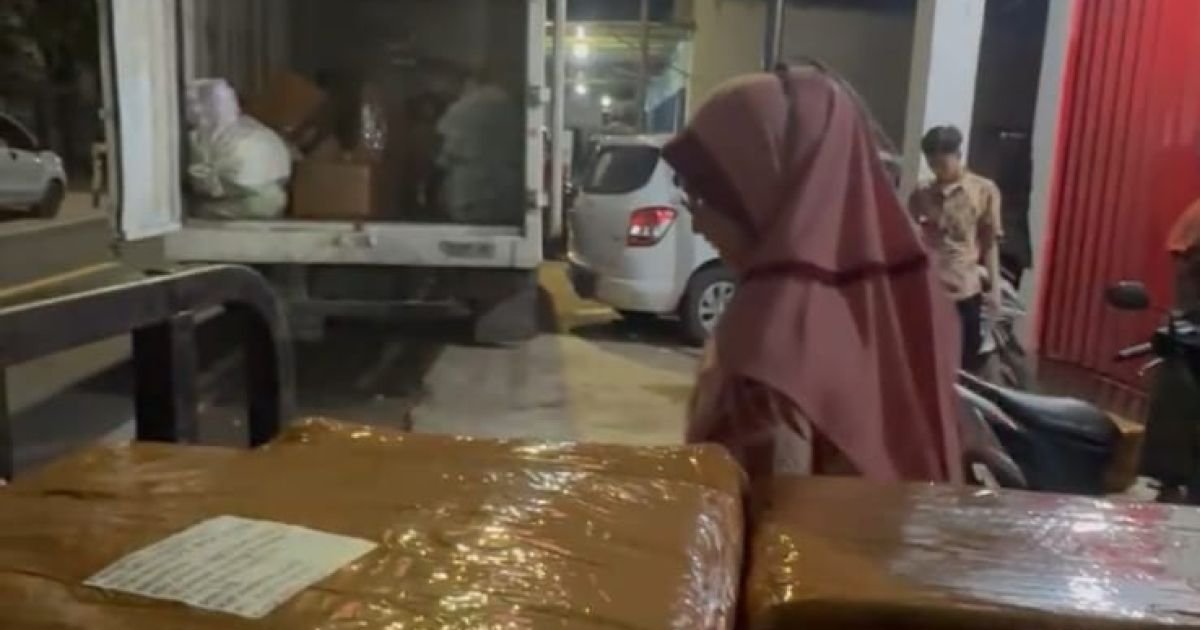 Terbongkar! Rokok Ilegal Dikirim Lewat Ekspedisi di Madura, Paket Besar Dinaikkan ke Truk Boxs Pengiriman