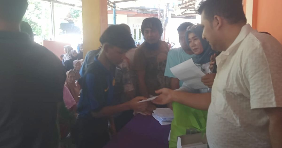 Anggota DPRD Kabupaten Sukabumi, Hamzah Gurnita Bagikan Santunan untuk Anak Yatim dan Jompo di Kecamatan Simpenan