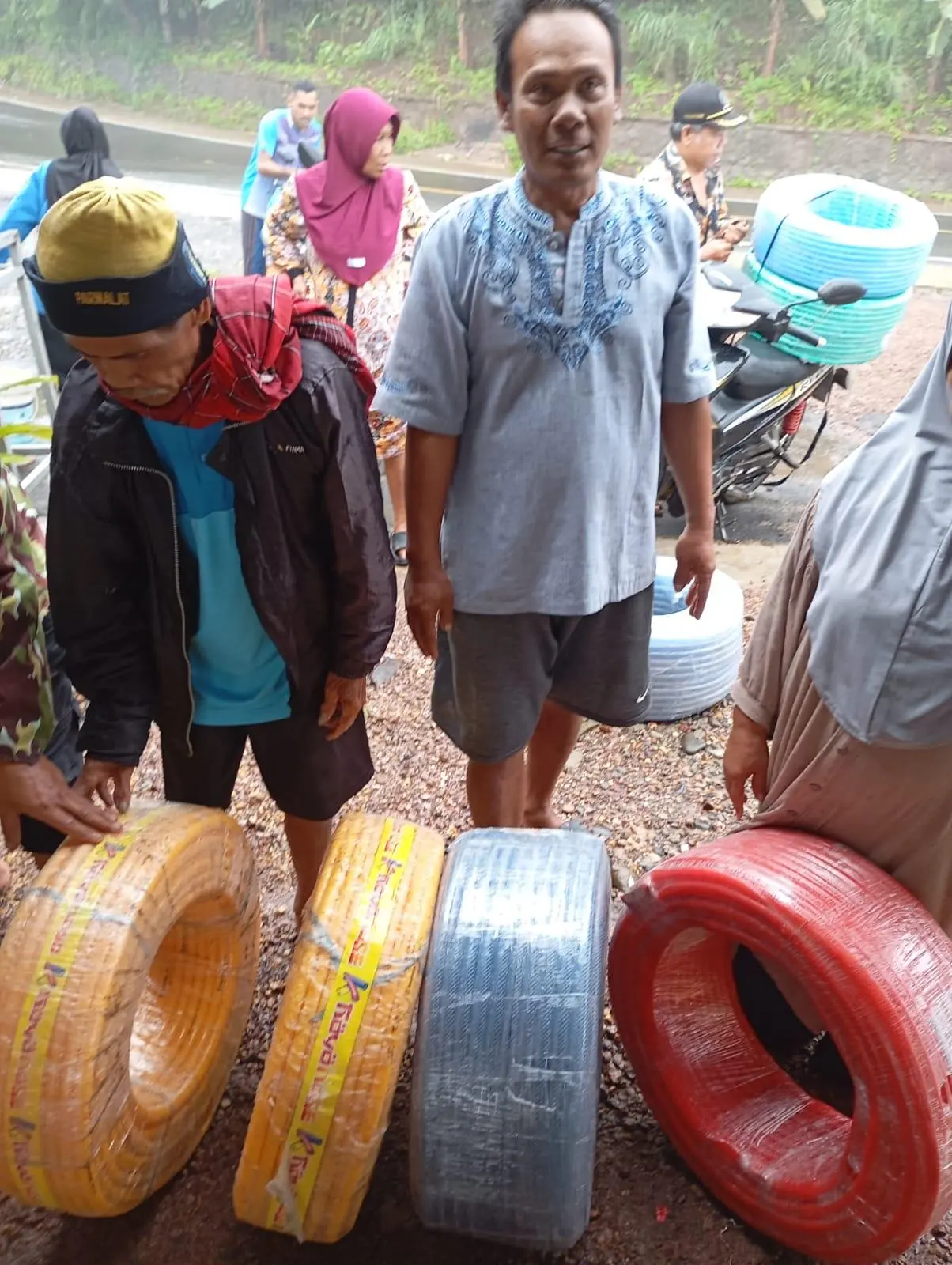 Tunjukkan Tanggung Jawab Sosial, Cakramas Salurkan Bantuan bagi Warga Terdampak Jebolnya Tanggul di Simpenan