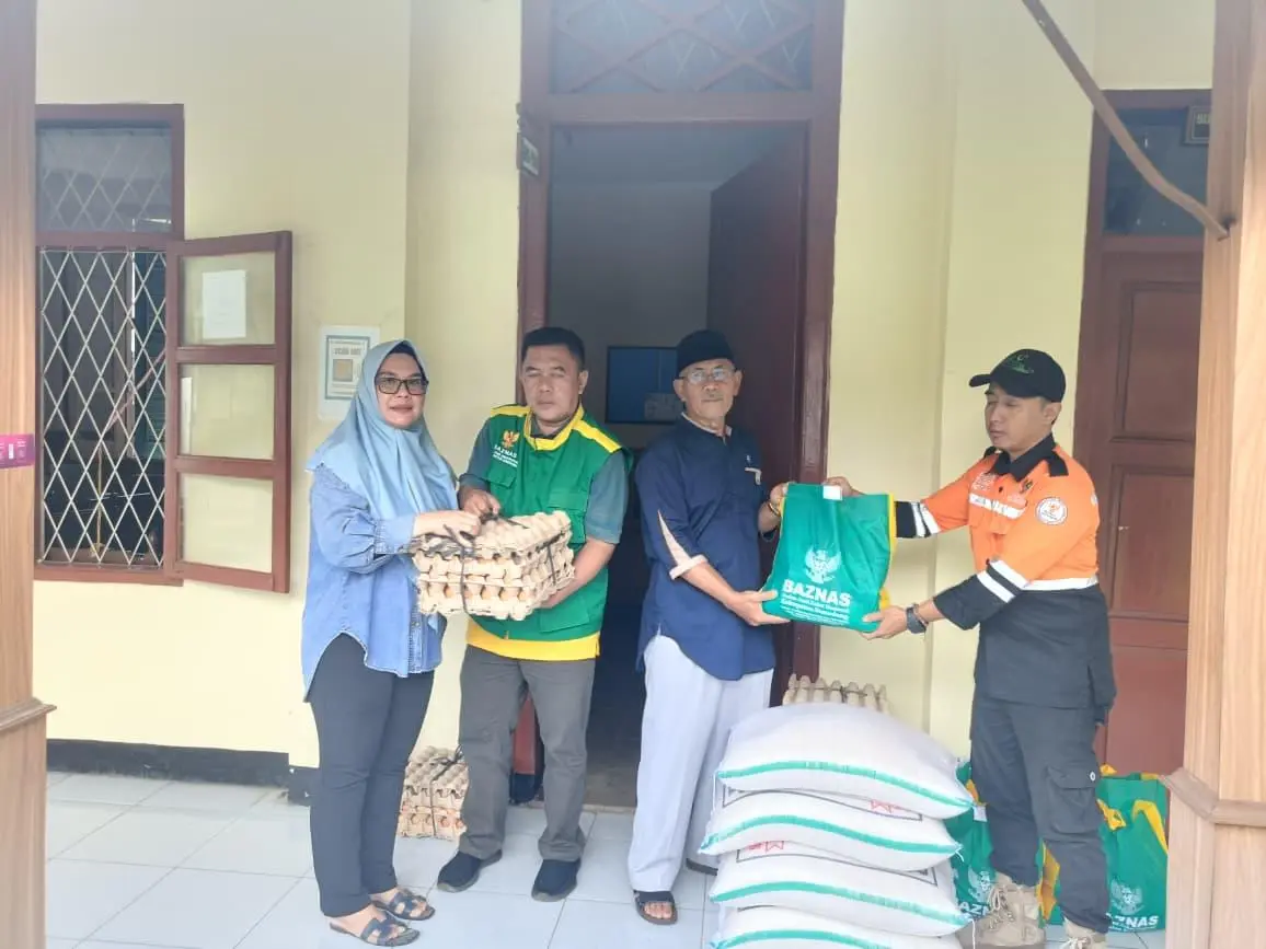 BAZNAS Sumedang salurkan Bantuan apeduli Bencana bagi Warga Terdampak Hujan dan Angin Kencang di Tanjungsari