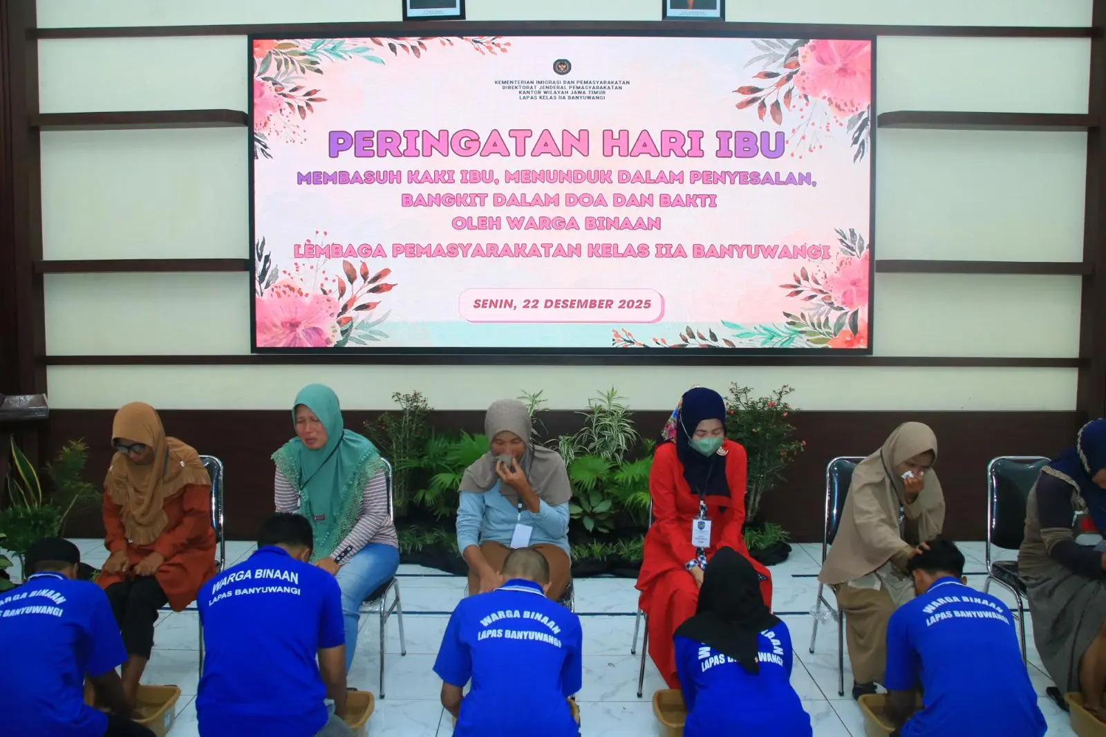 Tak Kuasa Menahan Tangis, Begini Suasana Haru Saat Warga Binaan Lapas Banyuwangi Bersimpuh di Kaki Ibu