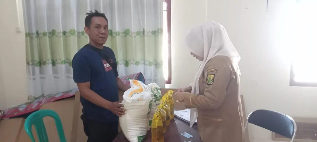 454 KPM Desa Cikakak Terima Bantuan Sembako