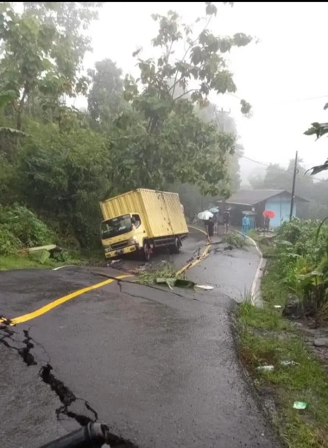 Ruas Jalan Kiara Dua Bagbgan amblas sementara jalur Bagbgan ditutup arah Kiara dua