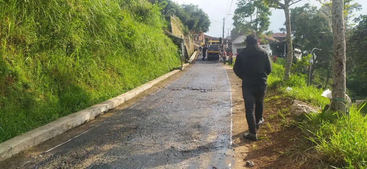 Pembangunan Jalan Hotmix Desa Genteng Tingkatkan Akses dan Kenyamanan Warga