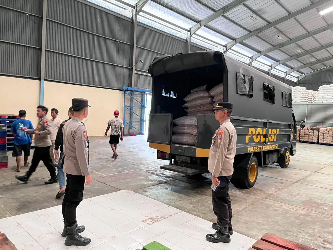 Polresta Banyuwangi Dampingi Petani Setorkan  Jagung ke Bulog