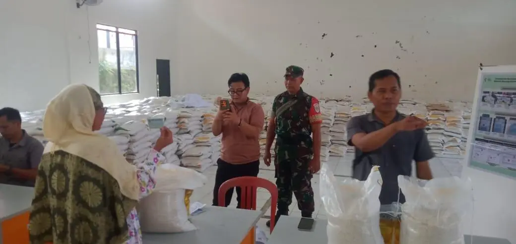 Babinsa Kelurahan Palabuhanratu Dampingi Penyerahan Bansos kepada 1.679 KPM