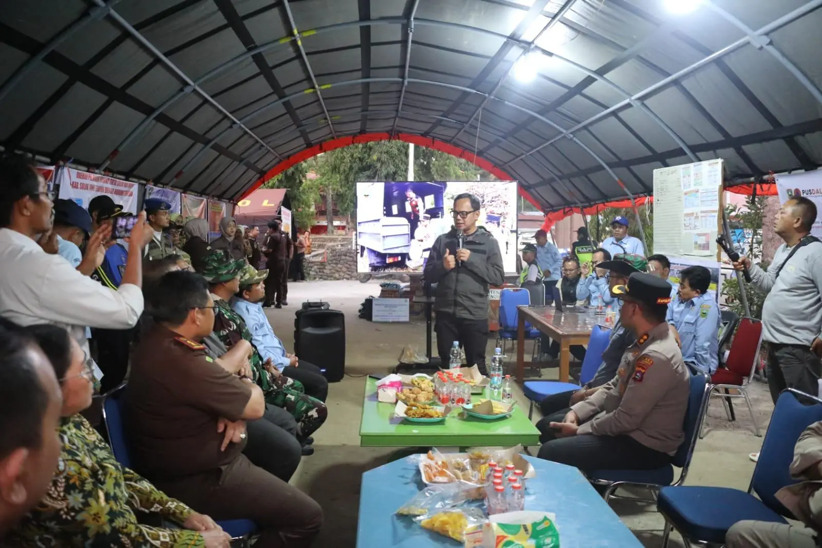 Wamendagri Bima Arya Tinjau Penanganan Banjir di Solok, Tekankan Distribusi Logistik dan Percepatan Pemulihan