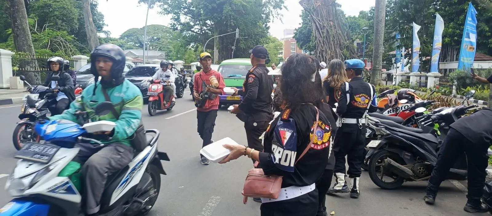 BPPKB Banten DPC Kota Bogor Gelar Aksi Berbagi Makan Siang Gratis di Depan Kantor Wali Kota