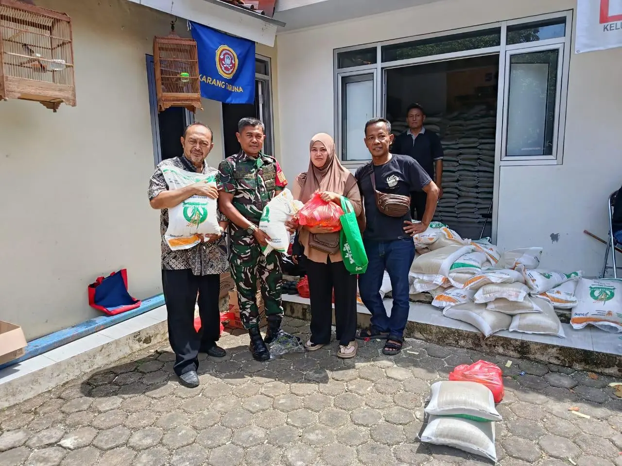 Penyaluran Bantuan Pangan 2025 di Tanah Baru Berjalan Tertib dan Lancar, Babinsa: “Kami Pastikan Distribusi Aman dan Tepat Sasaran”