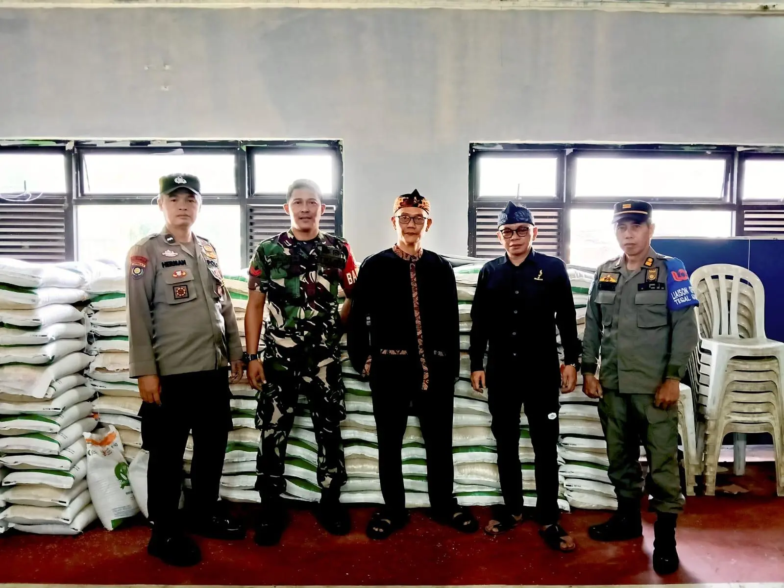 BAPANAS, BULOG, dan Komisi IV DPR RI Salurkan Bantuan Pangan 2025 di Kelurahan Tegal Gundil