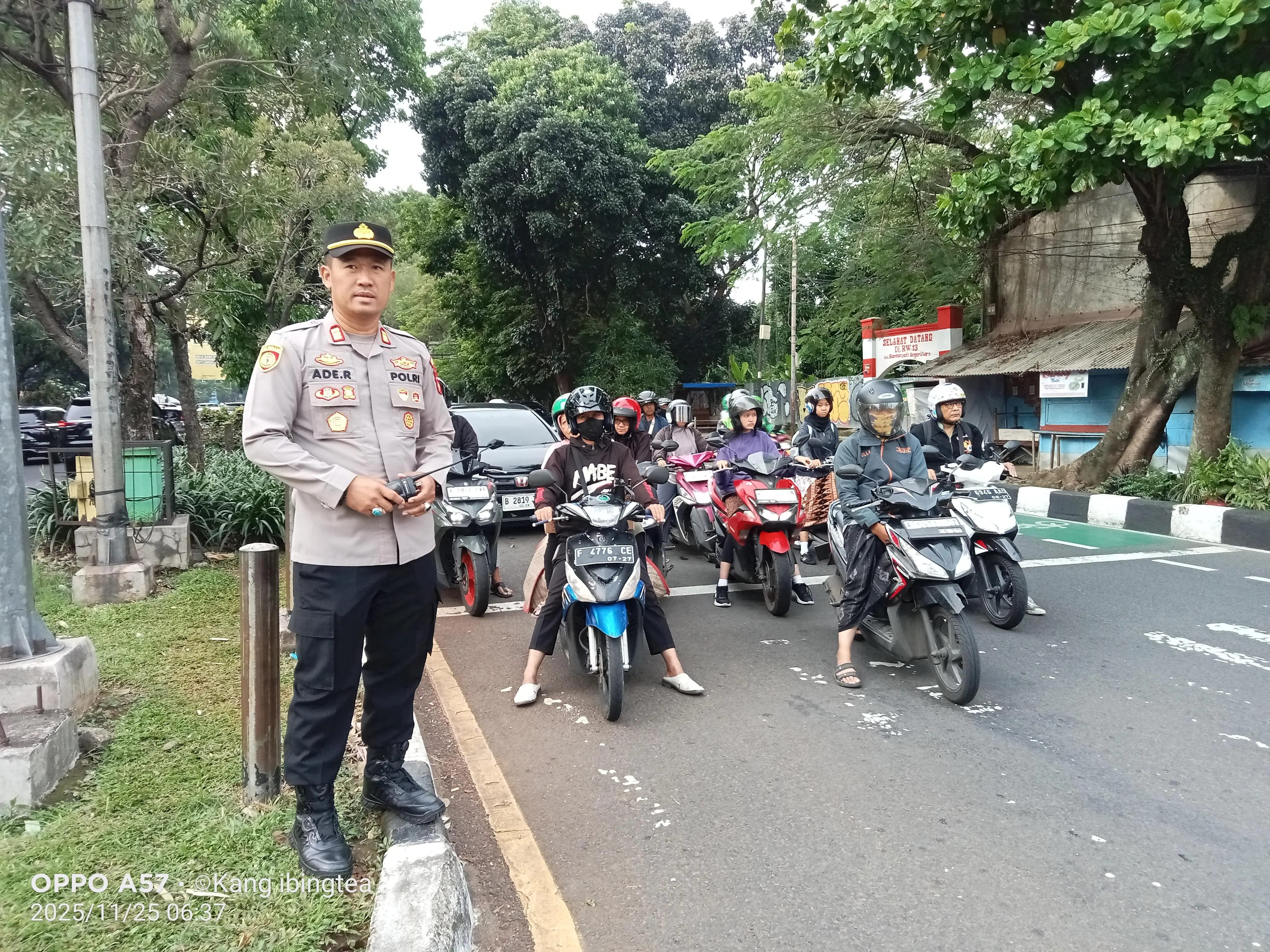 Wakapolsek Bogor Utara dan Bhabinkamtibmas Cibuluh Gatur Lalin di Perempatan Bantar Jati .